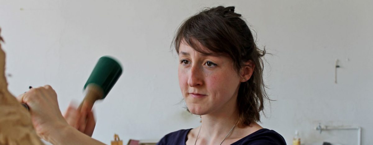 Holzbildhauerin Jessi Strixner